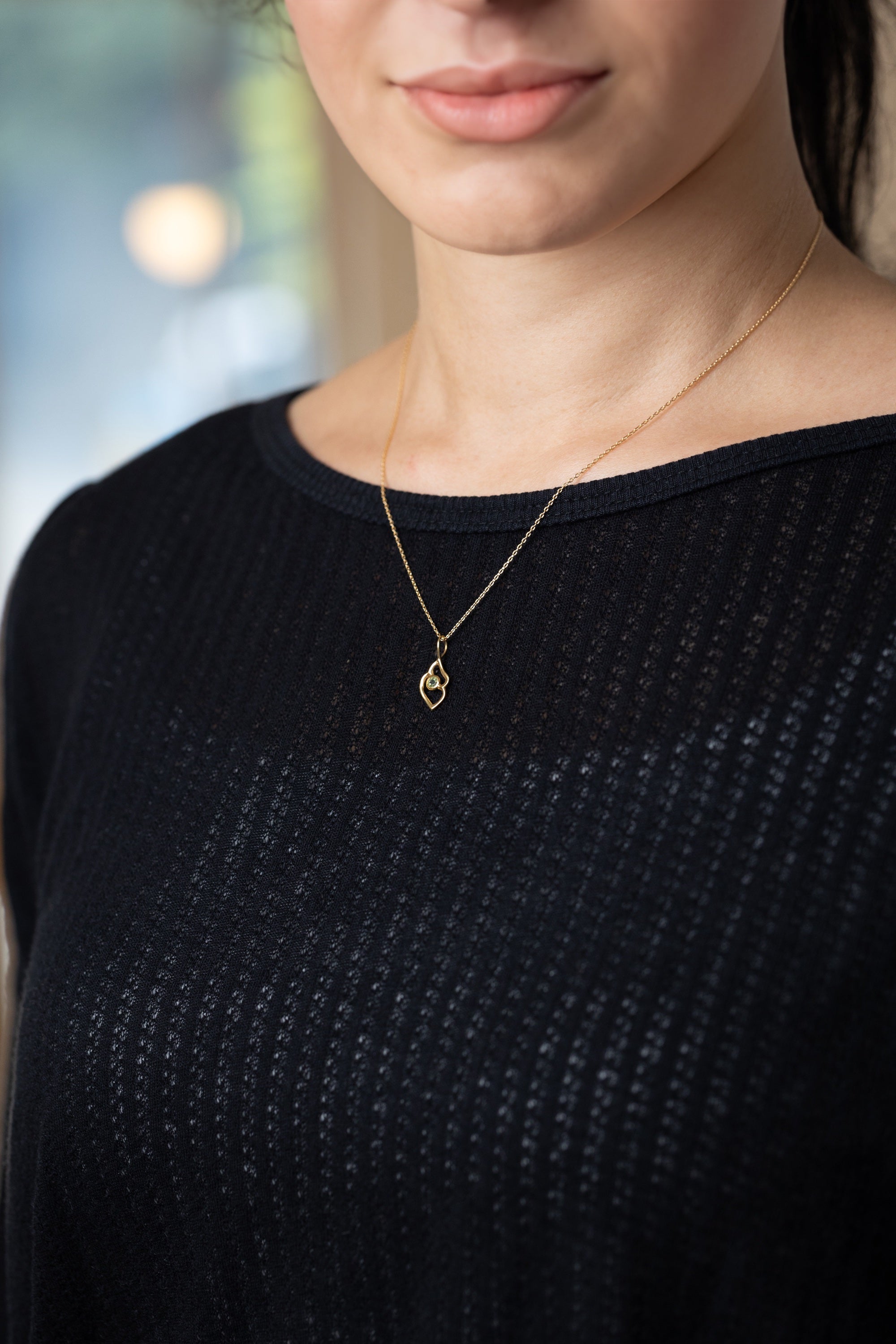 Shell Shape Necklace with Peridot (18k)