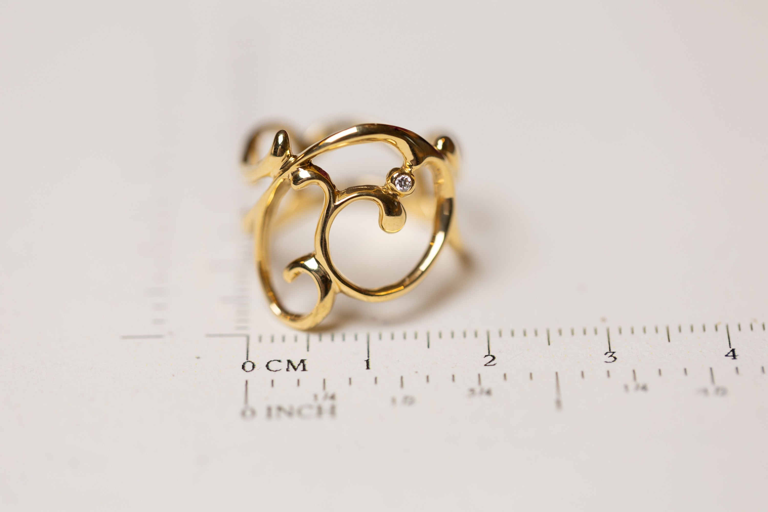 Arabesque 18k Swirl Gold Ring with Diamond