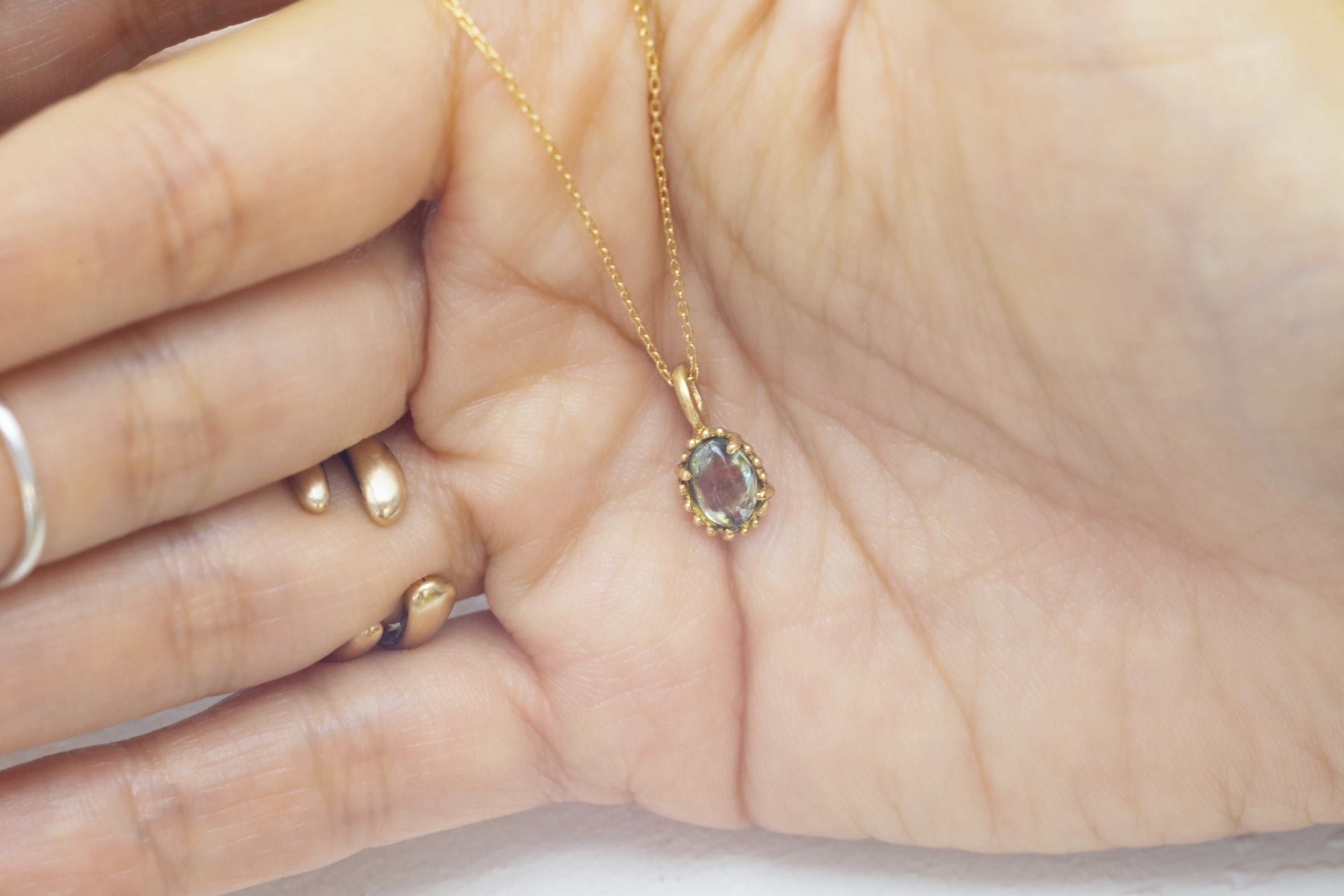 Green Sapphire Necklace Surrounded by Tiny Dots (18k)