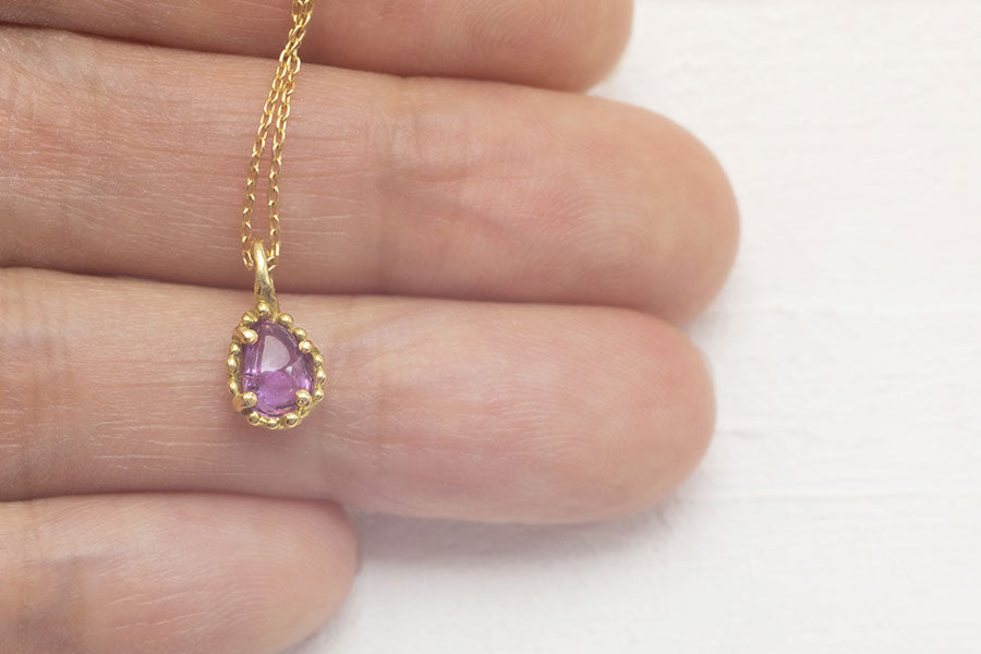 Pink Sapphire Necklace Surrounded by Tiny Dots (18k)