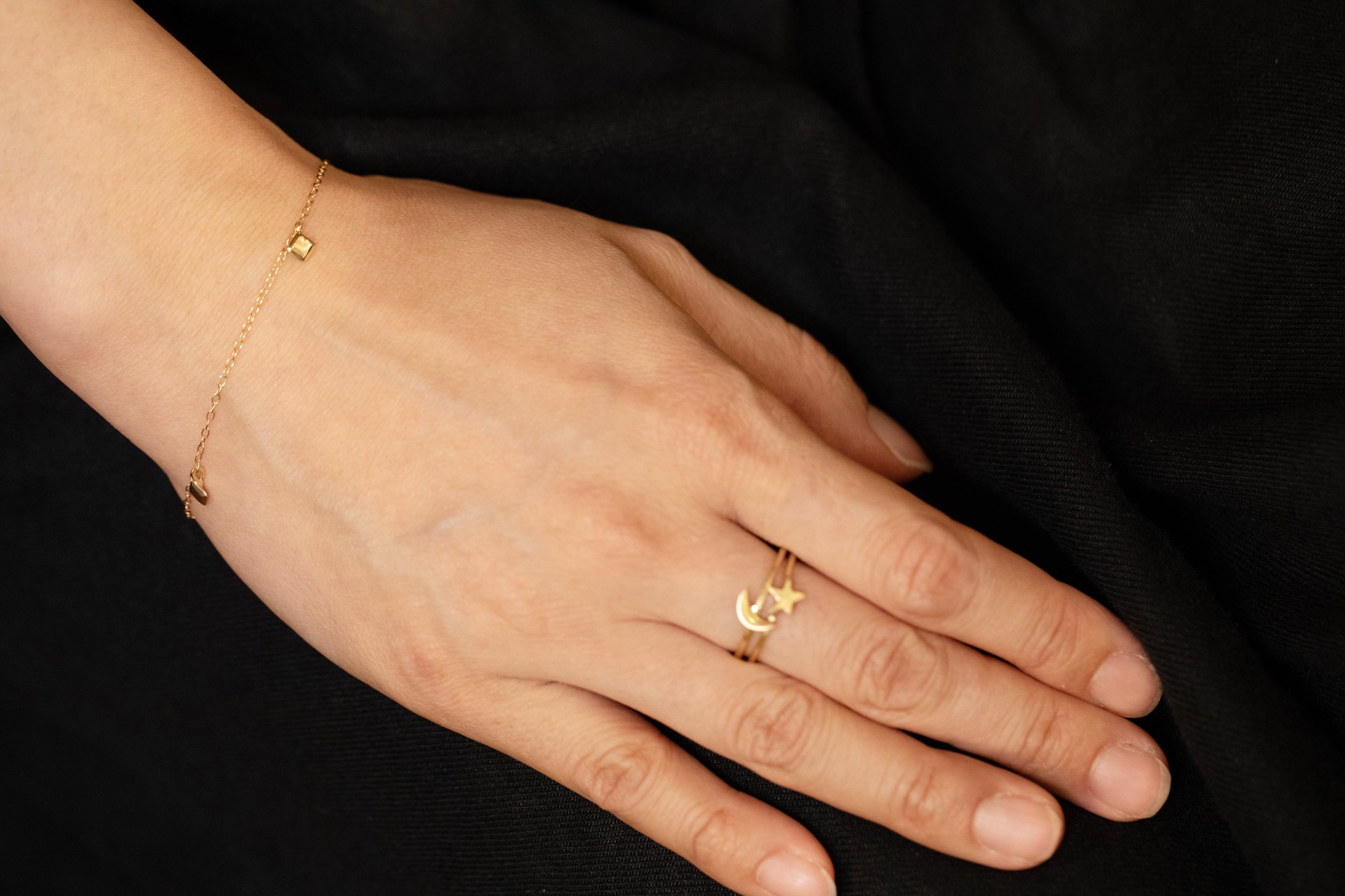 3 Princess Cut Gold Shapes Dangle Bracelet (18k)