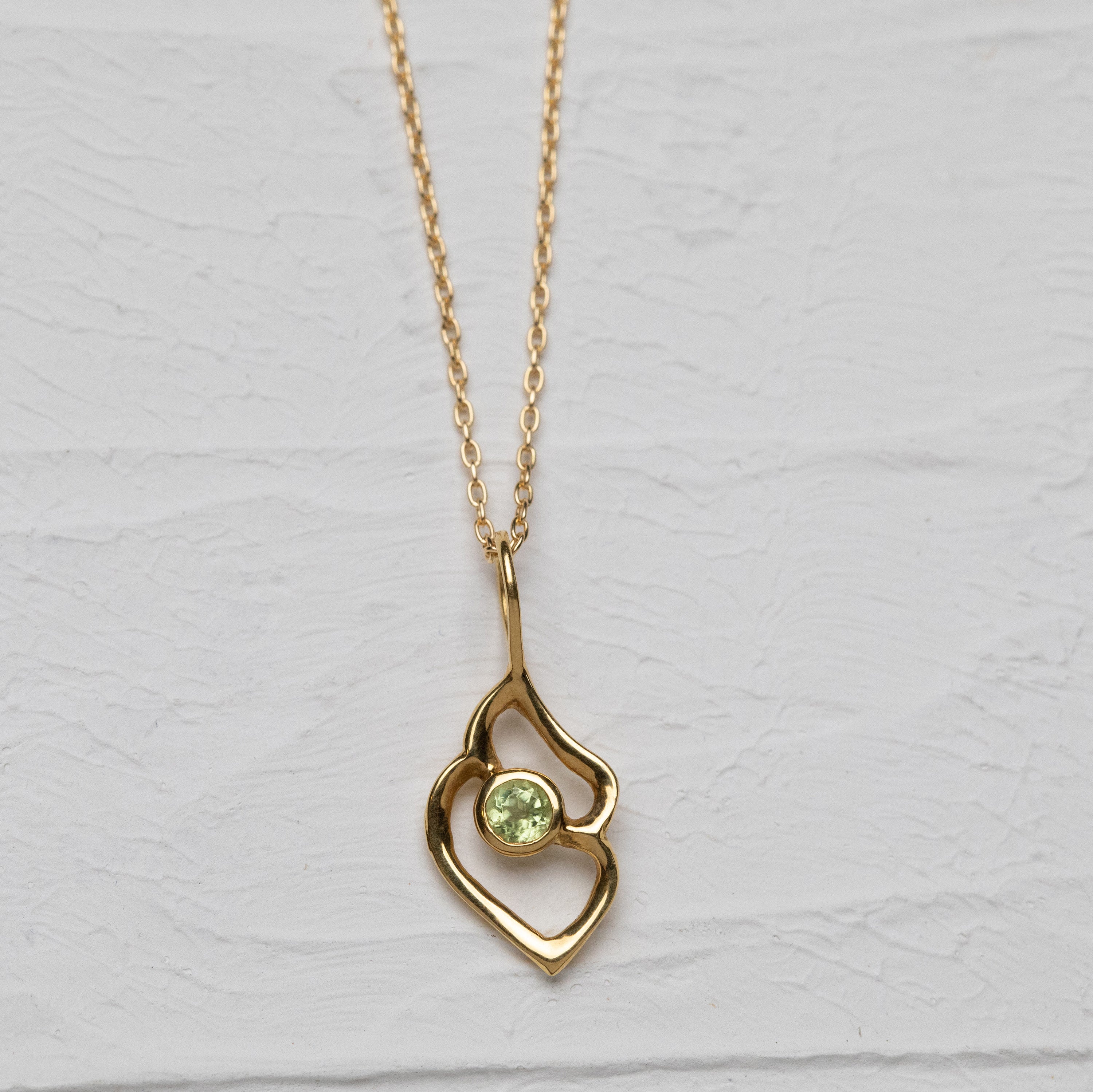 Shell Shape Necklace with Peridot (18k)