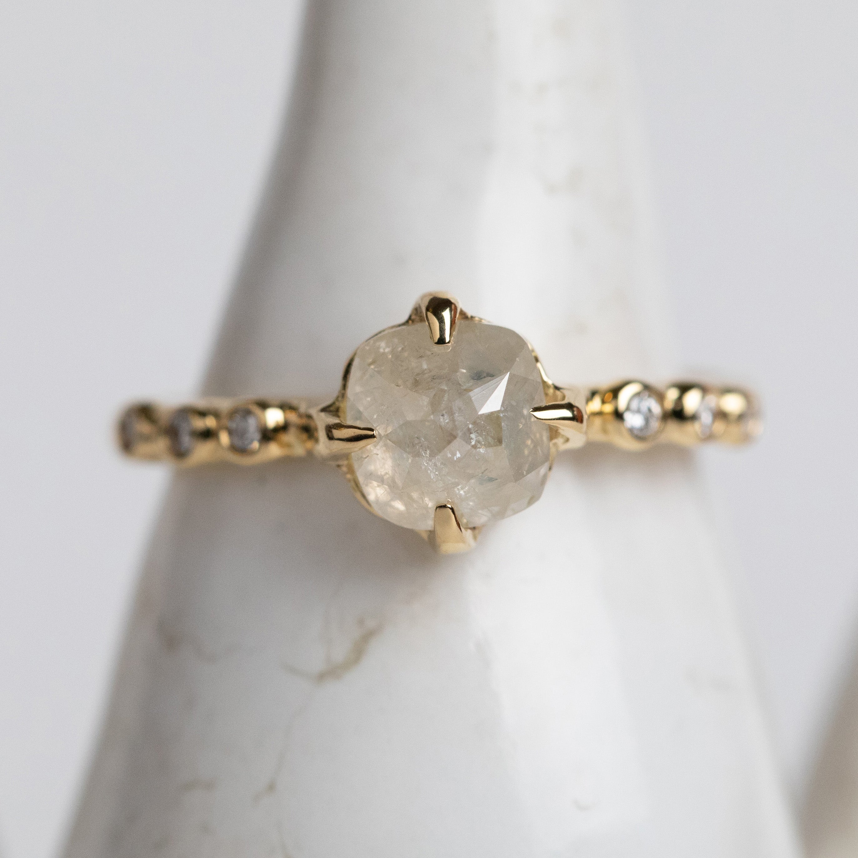 Rock Salt-like Diamond Ring (18k)