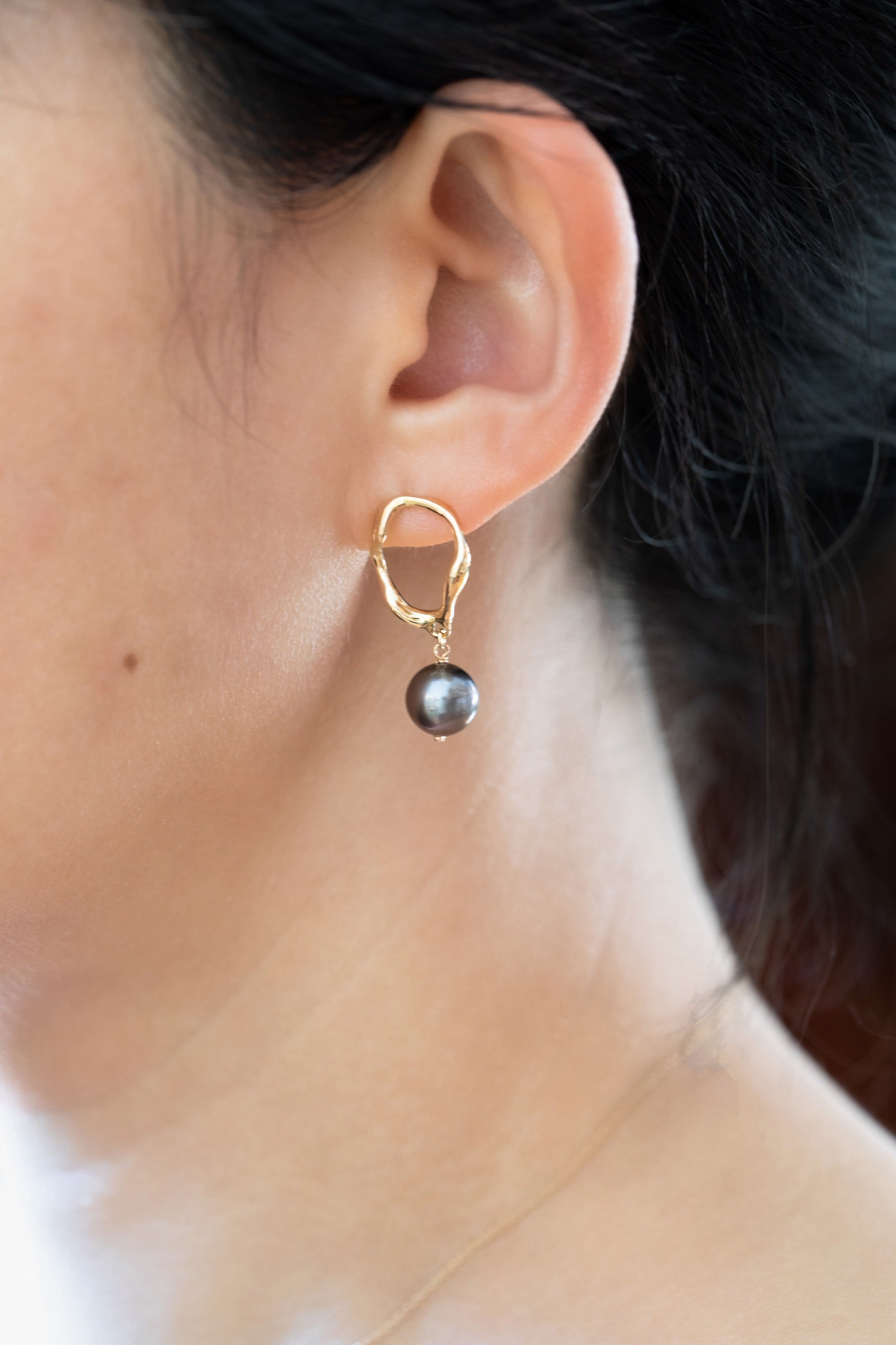 Tahitian Pearls with Water Shape Oval Earrings (18k)