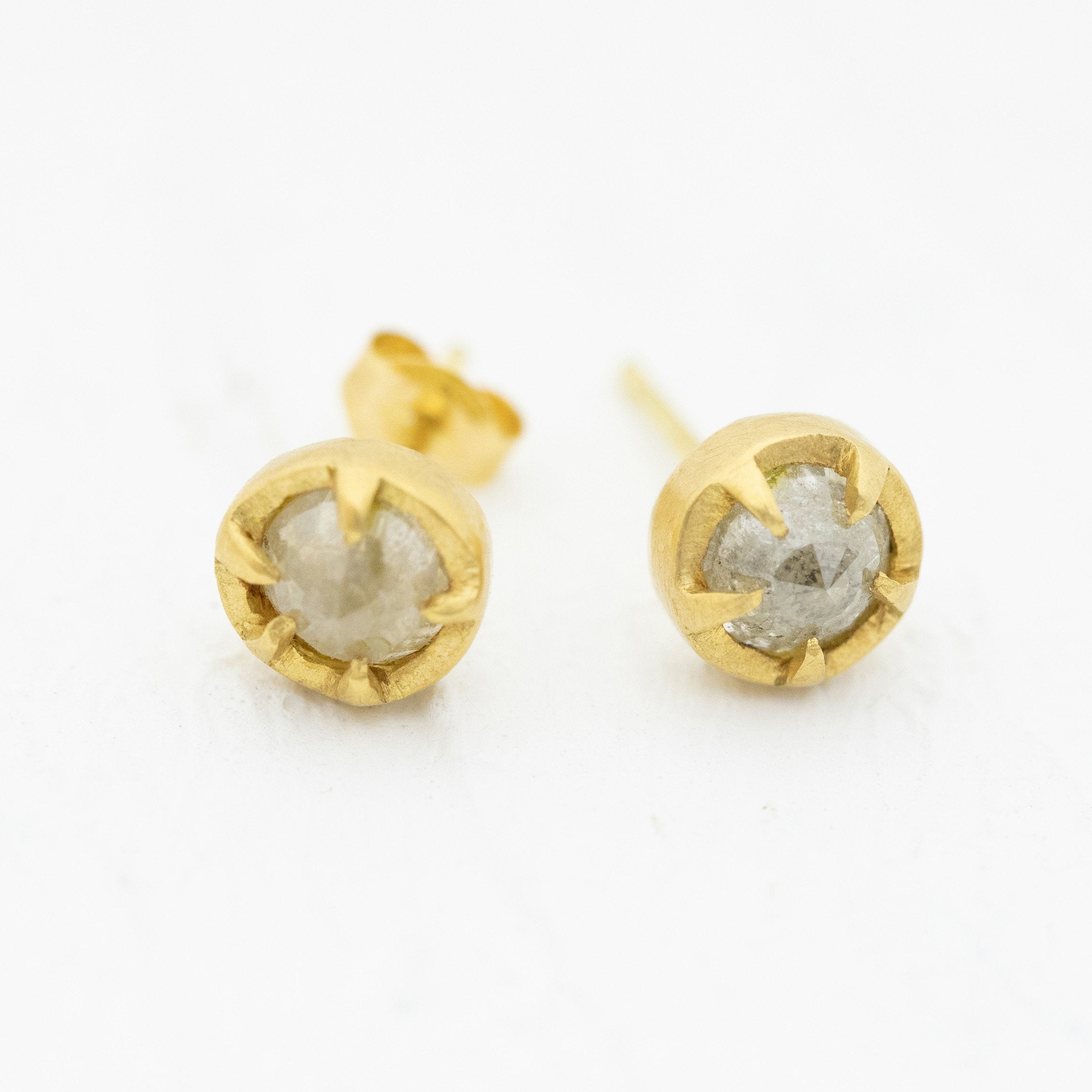 Rustic Diamond Stud Earrings with Frame (18k)