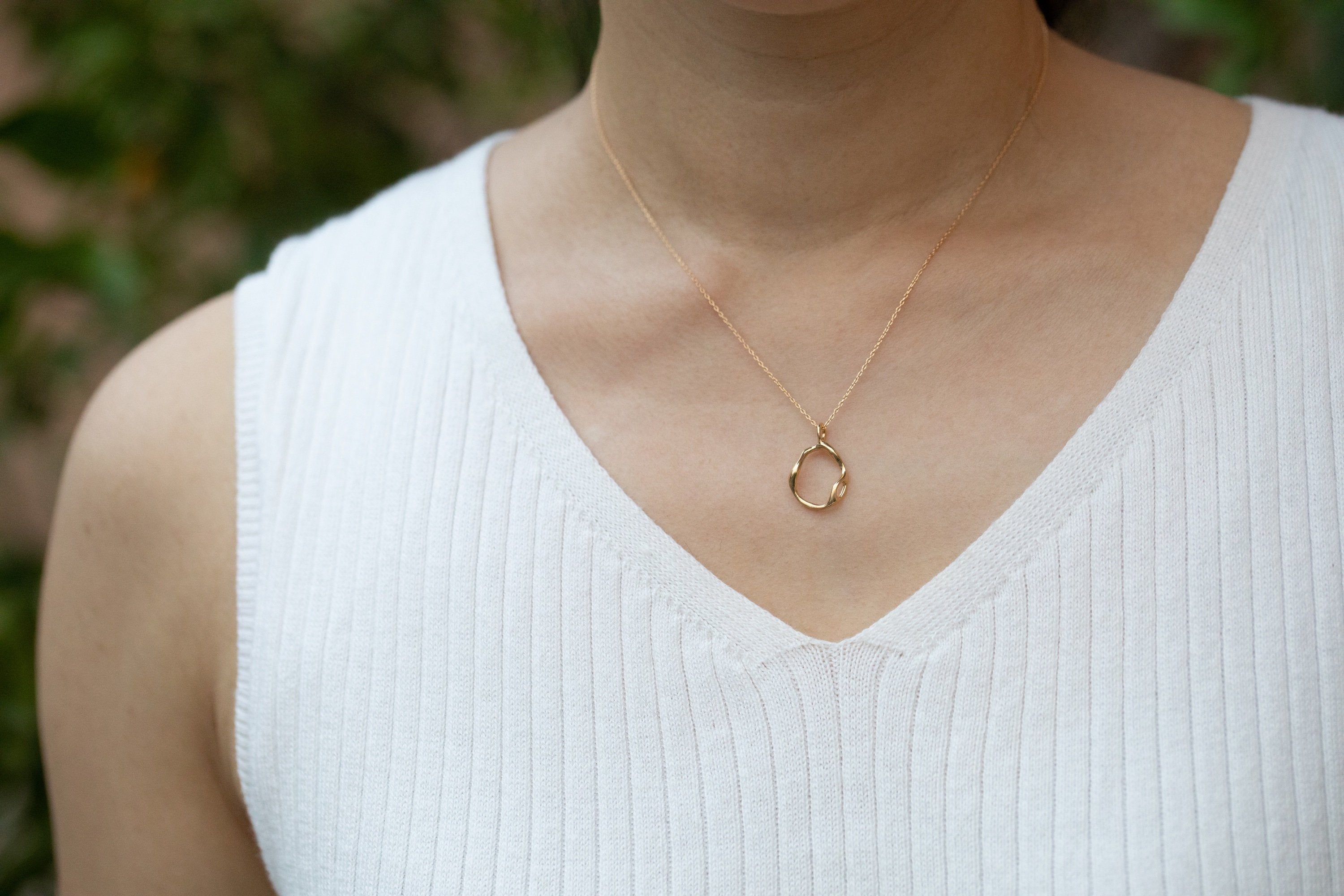 Small Water Loop Necklace (18k)