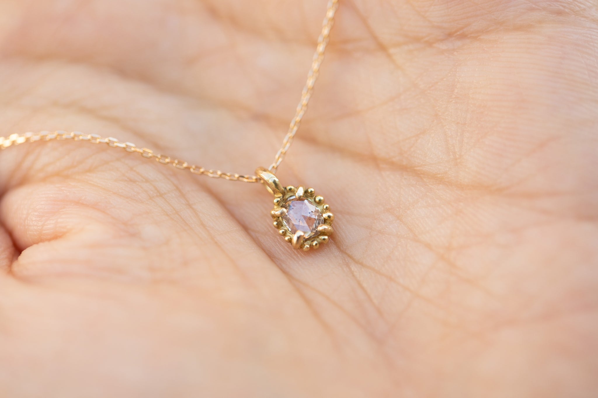 エイミーイストワールeimy jewelry Tiny Dia Necklace Champagne Rose Cut Diamond Necklace Framed by Tiny Gold Dots