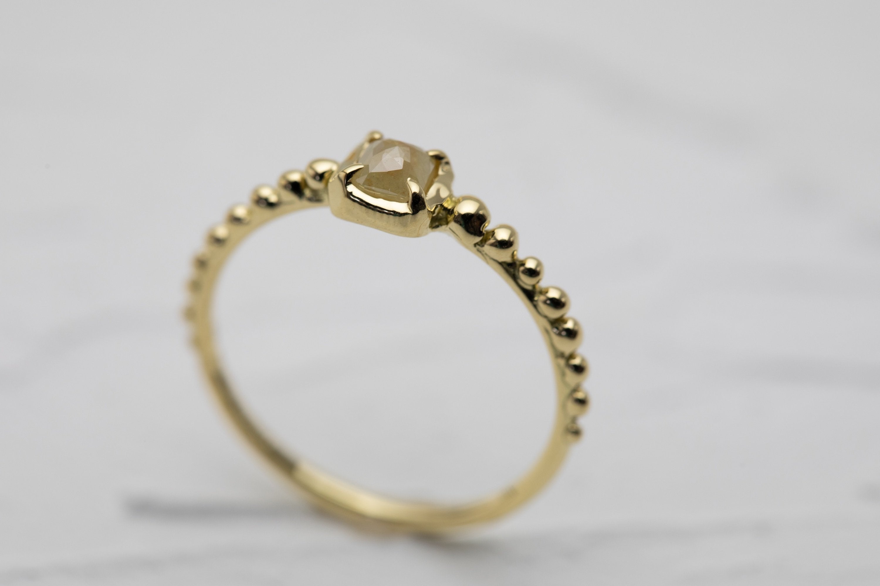 Beige-like Rustic Diamond Ring (18k)
