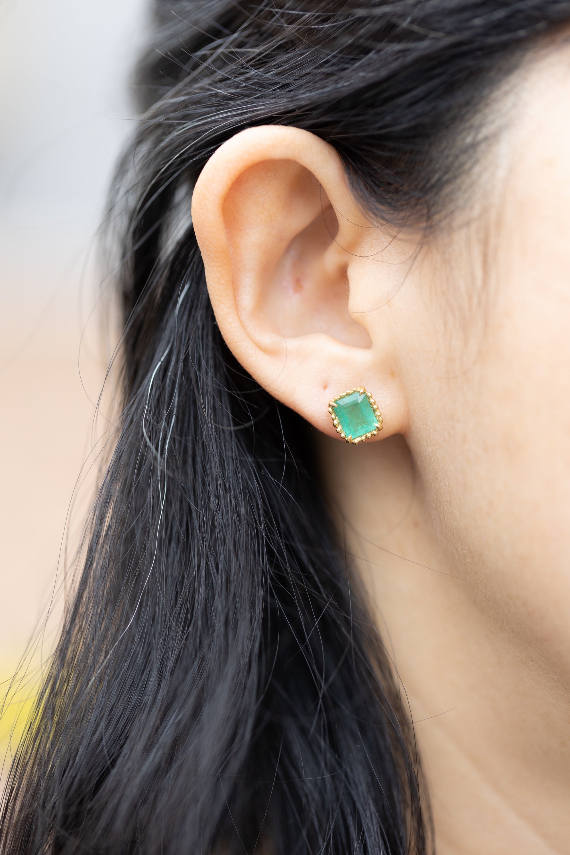 Emerald Stud Earring with Dotted Frame–Single (18k)