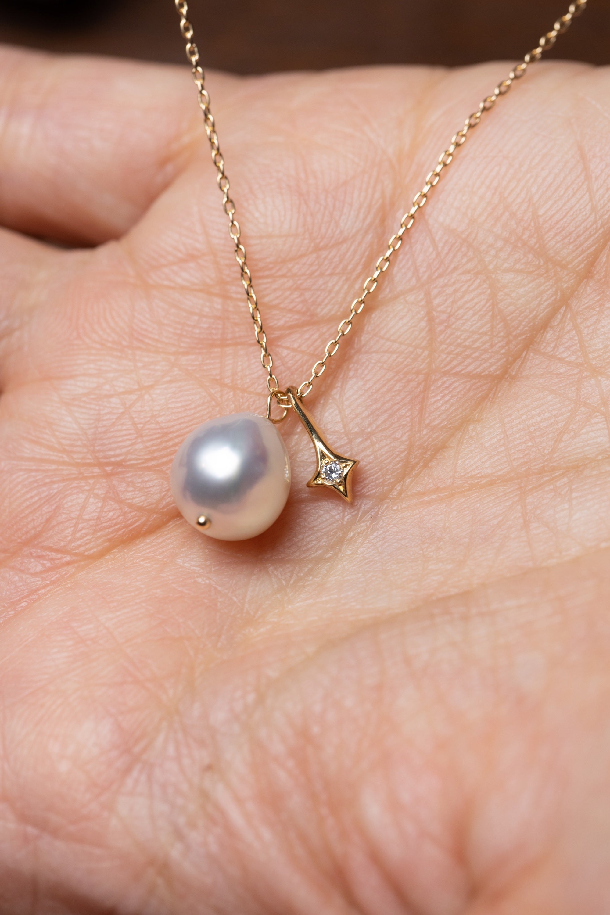 Single Akoya Pearl With A Star Dust Necklace (18k)