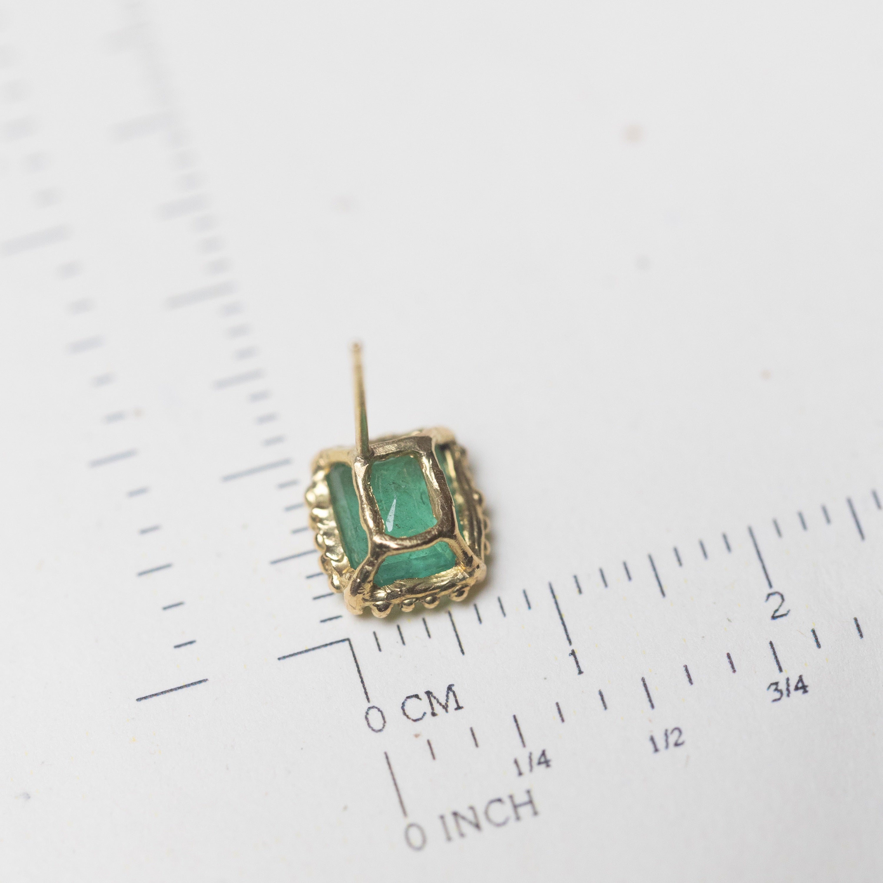Emerald Stud Earring with Dotted Frame–Single (18k)