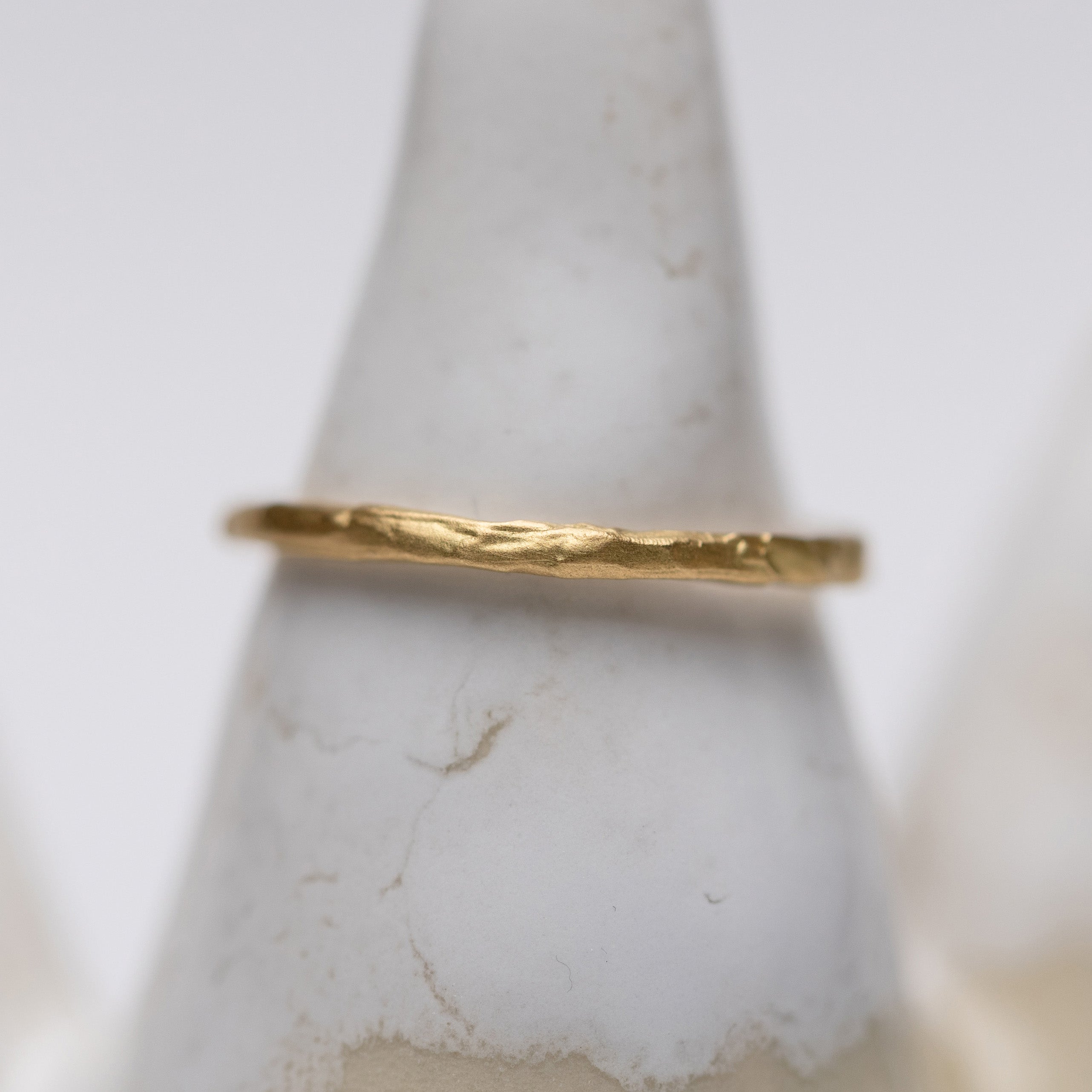 Dainty Textured Gold Band (18k)