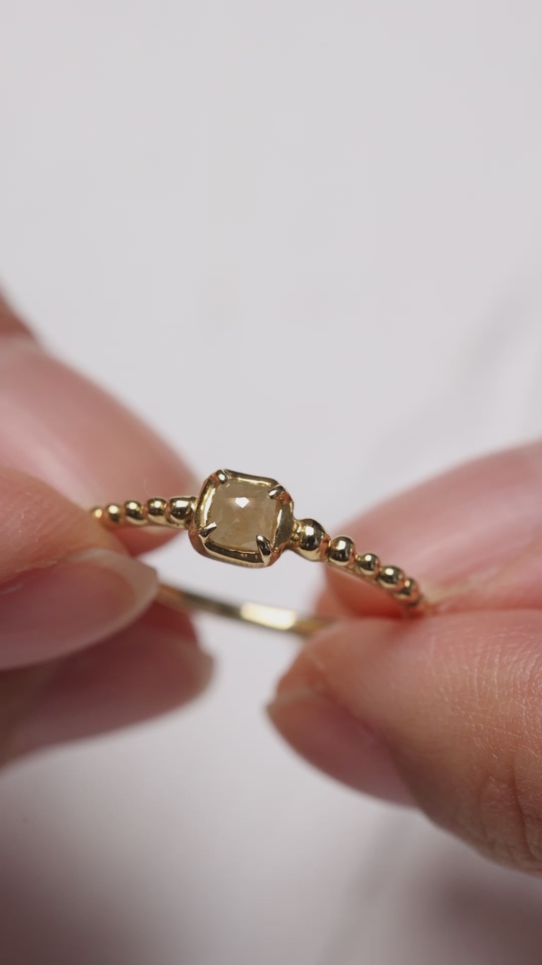 Beige-like Rustic Diamond Ring (18k)