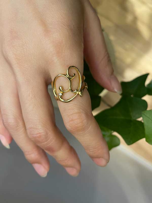 Arabesque 18k Swirl Gold Ring with Diamond