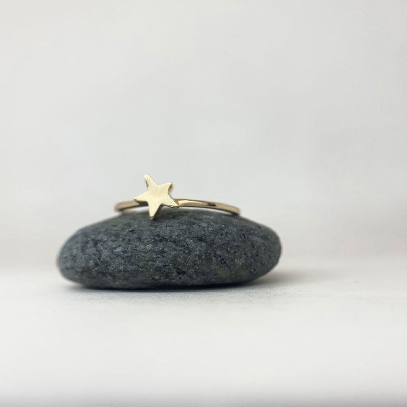 Tiny Star Ring (18k)
