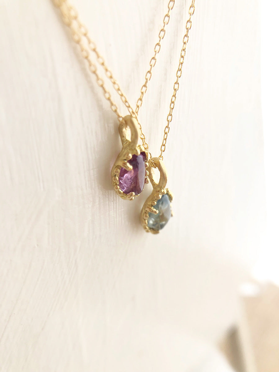 Green Sapphire Necklace Surrounded by Tiny Dots (18k)