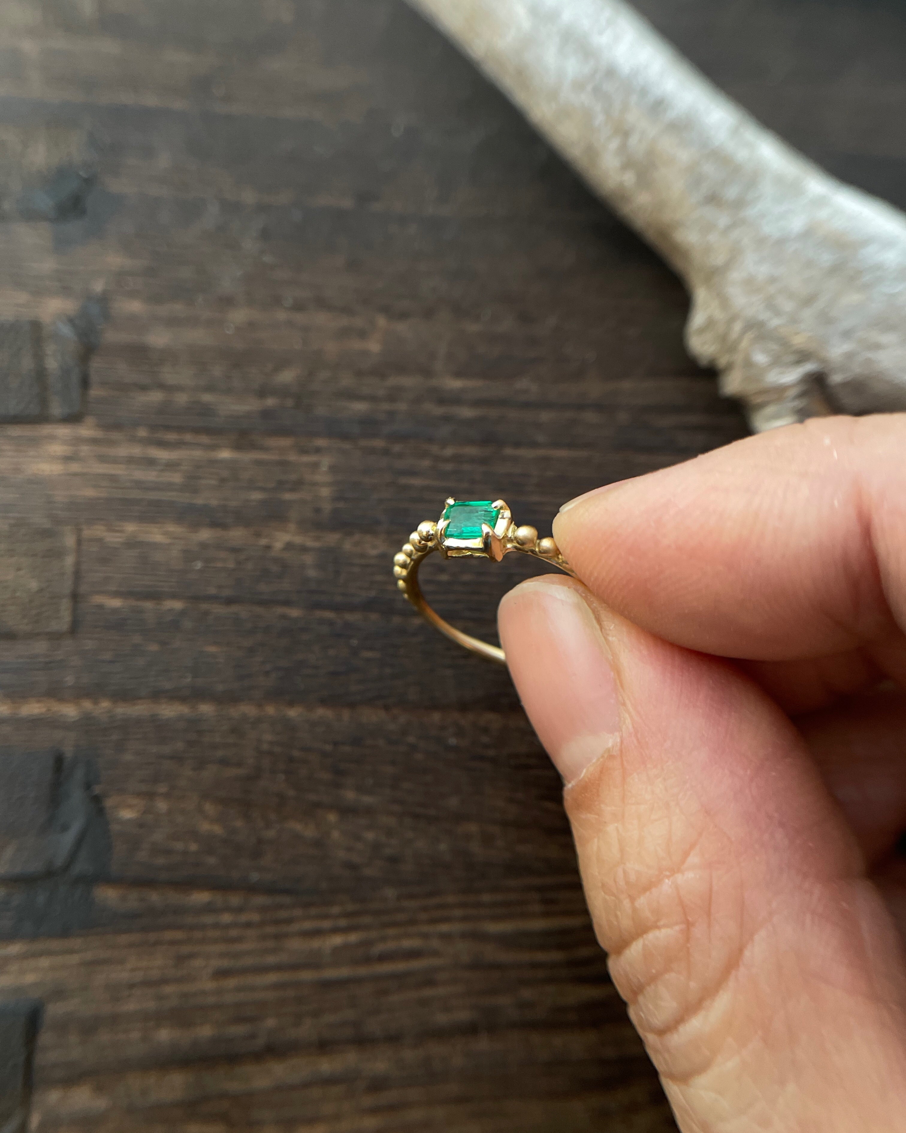 Vivid Emerald on Dotted Ring (18k)