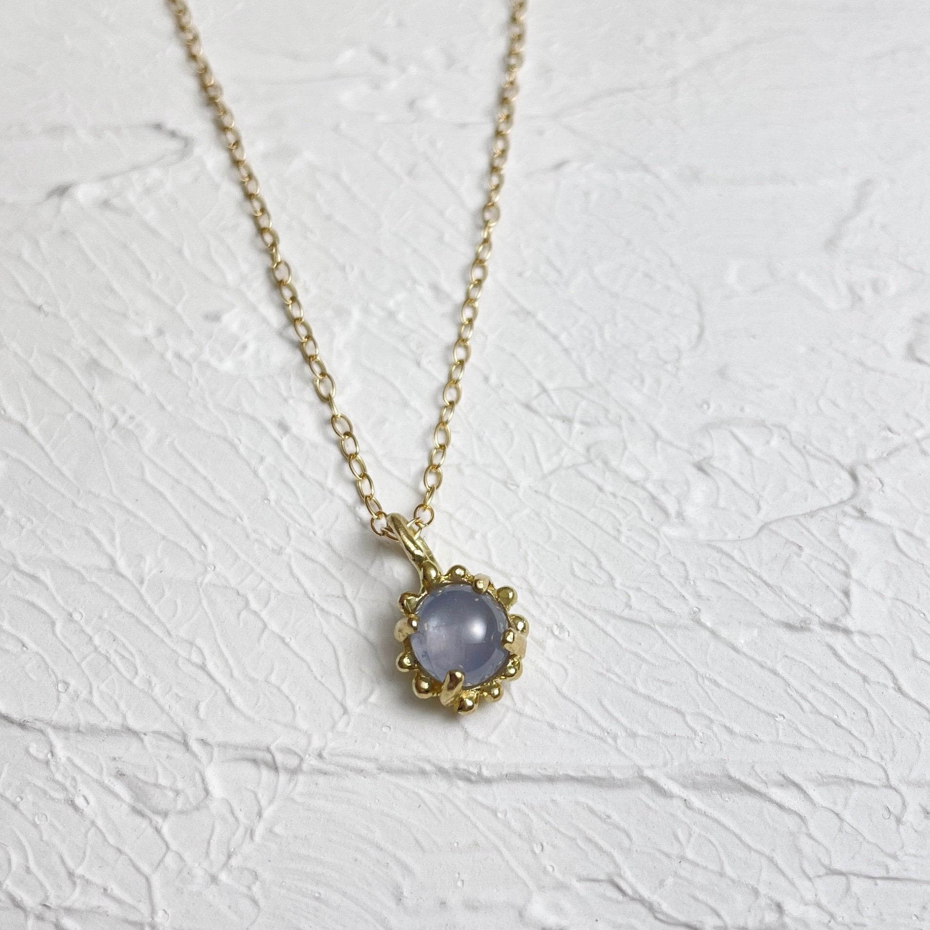 Small Star Sapphire Surrounded by Tiny Dots (18k)