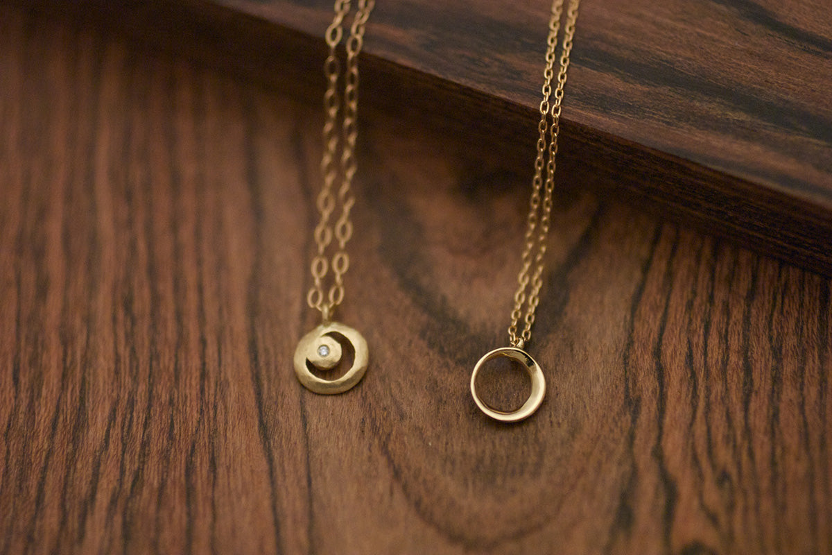 Crescent Moon Necklace with Twinkling Diamond (18k)